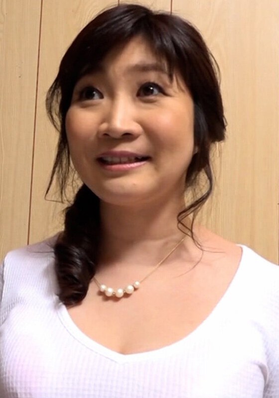❤年齢の割にはふんわりした四十路熟女の不思議ちゃん宅で初撮りAV撮影！弾ける敏感巨乳と甘い喘ぎで男優の肉棒もガチガチにする適性抜群のエロSEX！｜3P・4P 評価